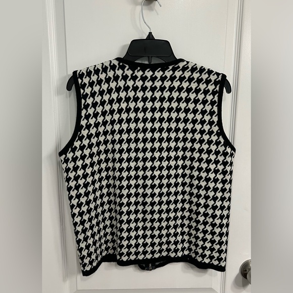 Karen Lessly Vest - Picture 4 of 4